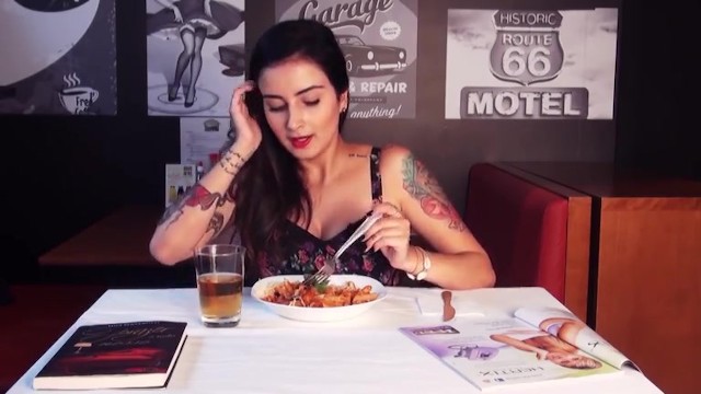 Orgasmos múltiplos em um restaurante de motel público