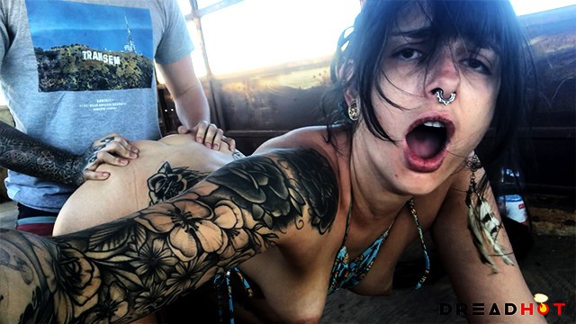 Pornografia dentro de um ônibus abandonado no DESERTO