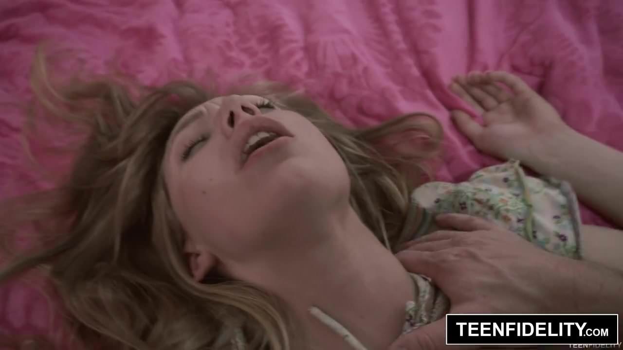 A garota fofa Ivy Wolfe foi vítima de um "Creamping" em seu aniversário