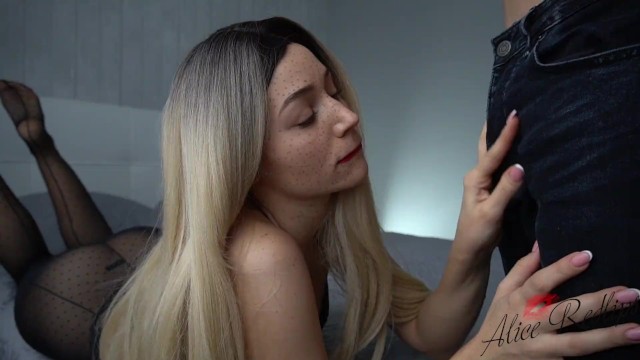A cadelinha de meia-calça adora engolir
