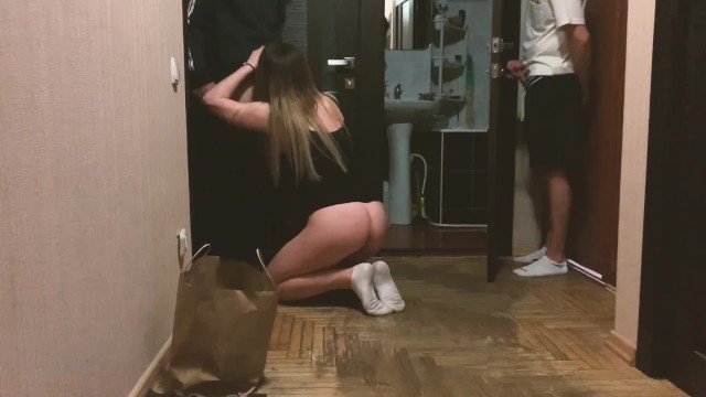 O entregador goza dentro de mim enquanto meu marido está assistindo - LuvGaru