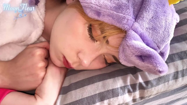 Jovem na chupada do kigurumi e sexo hardcore depois de acordar POV