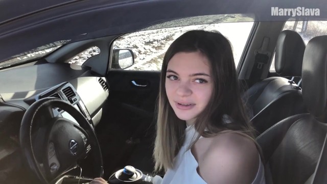 SEXO PÚBLICO QUENTE EM UM CARRO - no meio do campo de inverno