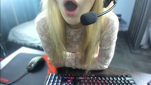 Garota russa transa na transmissão do CS:GO