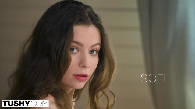 A deslumbrante Sofi faz sexo oral com o marido da irmã