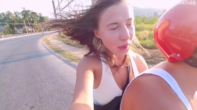 Turista caiu em minha motocicleta e recebeu sexo quente e esperma em seu peito