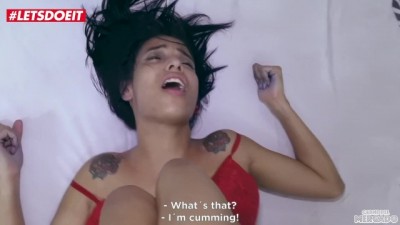 : Sexy Latina Vendor Delivers Explosive Roadside Delight