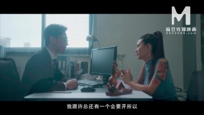 Office Hookup: Fucking a Slutty Babe in a Golden Twist