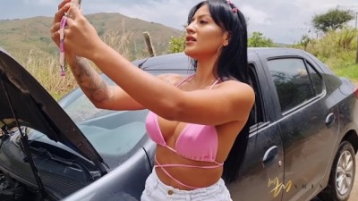 Mariana paga con su coño al mecánico que le repara el carro en una vía pública