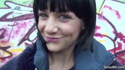 Schlankes Young Lullu in Berlin Park ohne Gummi gefickt