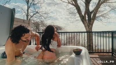 Jollapr - Mark me trae frutitas mientras me baño en el hot tub