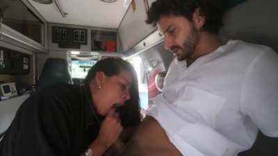 La jefa paramedico convence al empleado nuevo a chichar en la ambulancia