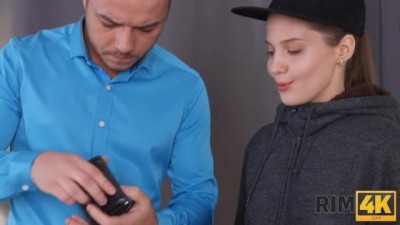 Delivery girl and guy dont know each other still they have sex