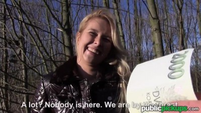 Euro Blonde Bangs Outdoors - Dupose