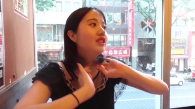 な女の子が初めてのハメ撮りで男二人から中出しをされてしまいます