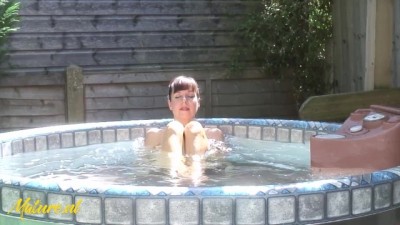 Aveline Lillian Beautiful Stepmom Woman Makes Herself Cum In Hot Tub