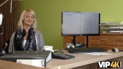 Dulce de mariquita para perforar a travieso agente de préstamos - 24Porn